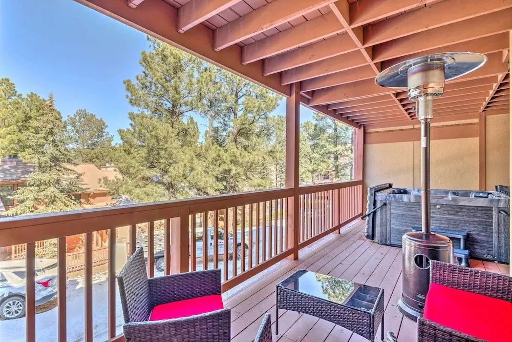 Ruidoso Condo w/ Private Hot Tub ~ 1 Mi to Dtwn!