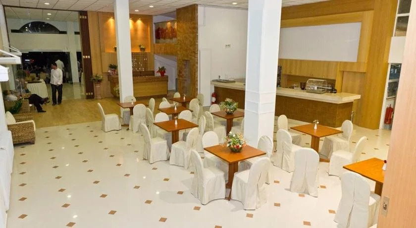 Saronis Hotel