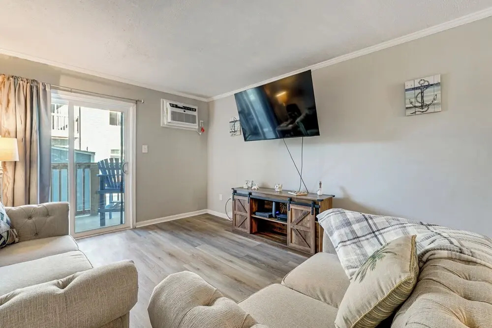 Walk to Ocean: North Topsail Beach Gem w/ Balcony!