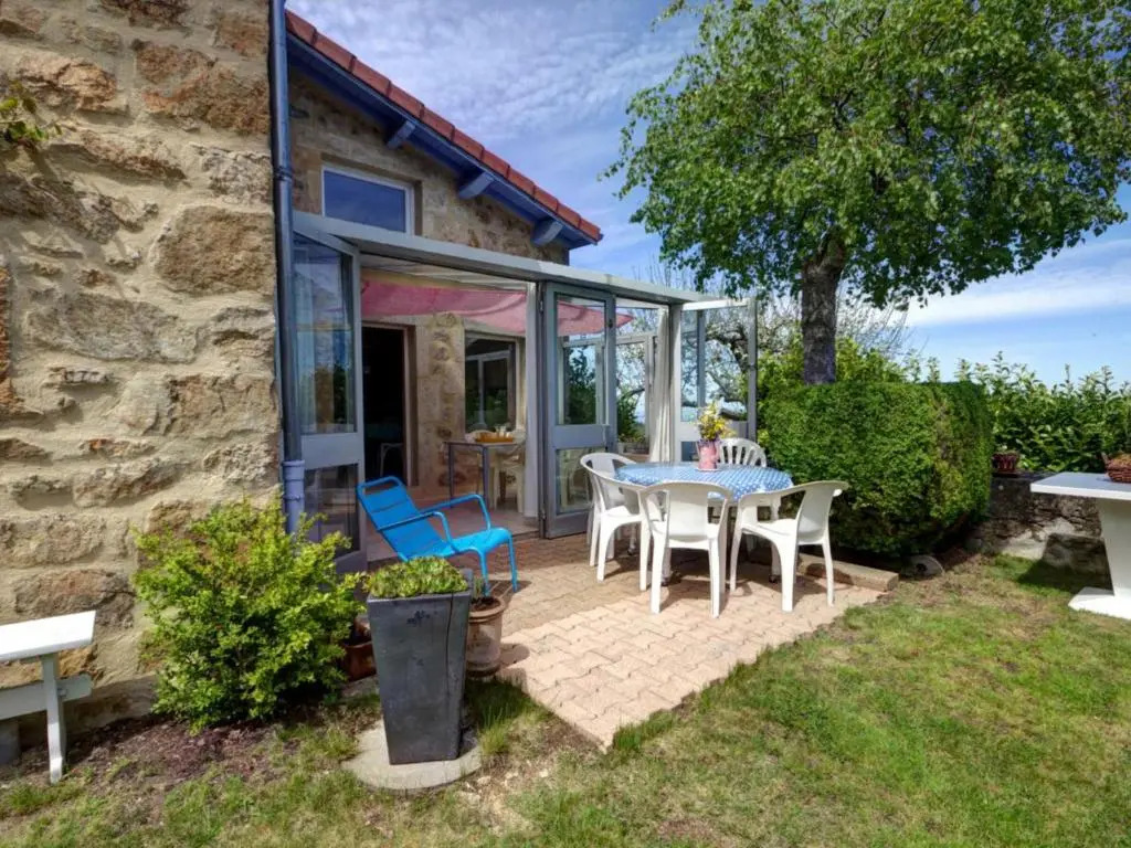 Gîte Bellevue à Marols pour 6 personnes avec charmante cour fermée - FR-1-496-2