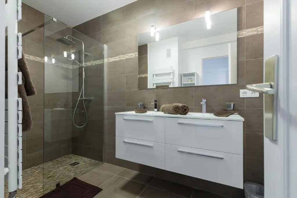 GORGEOUS APT with TERRACE, ELEVATOR, AC, FREE PARKING