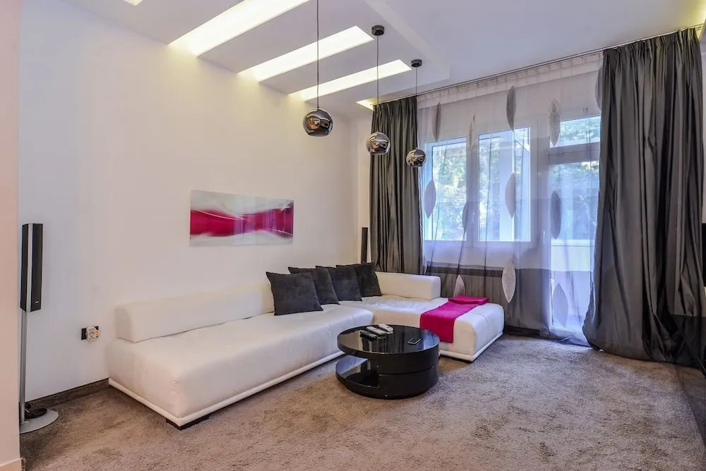 FM Deluxe 1-BDR Apartment - Extravaganzzo