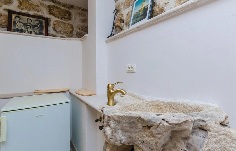 Stunning Home in Lovorno With Wifi and 5 Bedrooms
