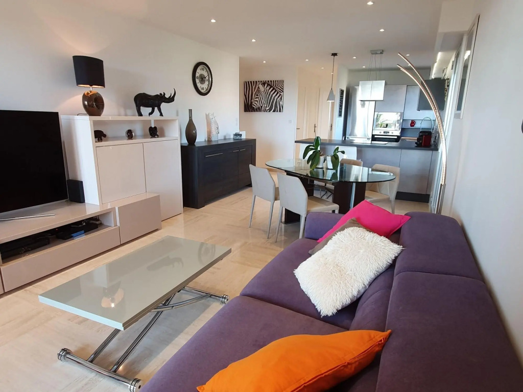 Classy Apartment in Nice with pool and private parking place