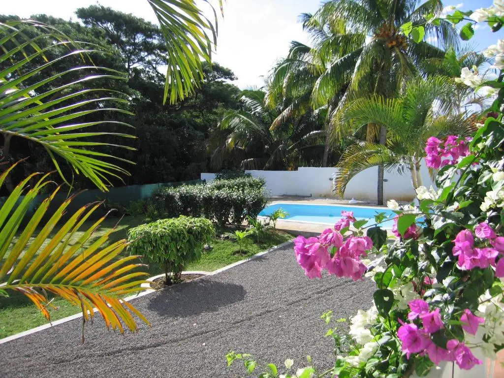 Villa Osumare Rootsy Beach front Guest House B&B