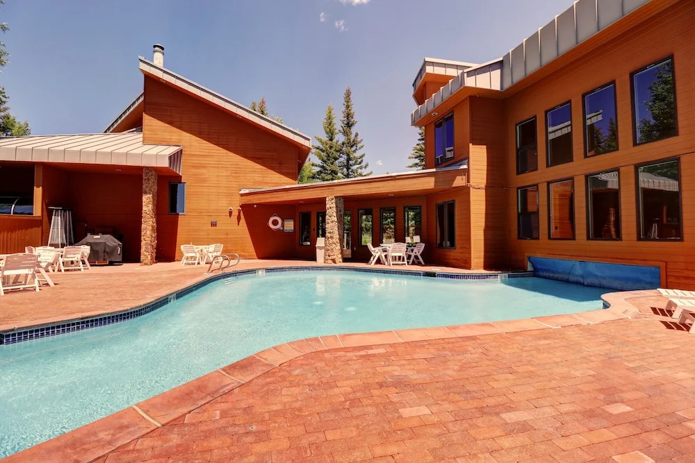 195 Summerwood 3 Bedroom Home by RedAwning