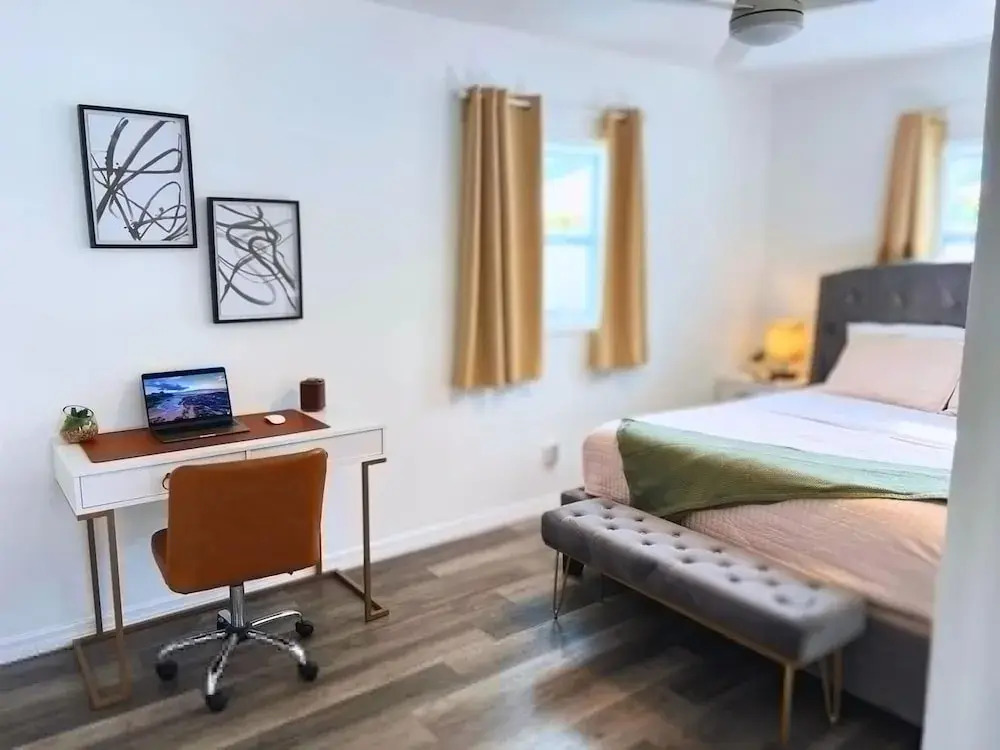 Stylish House w Hot Tub Close to Beach Stadium
