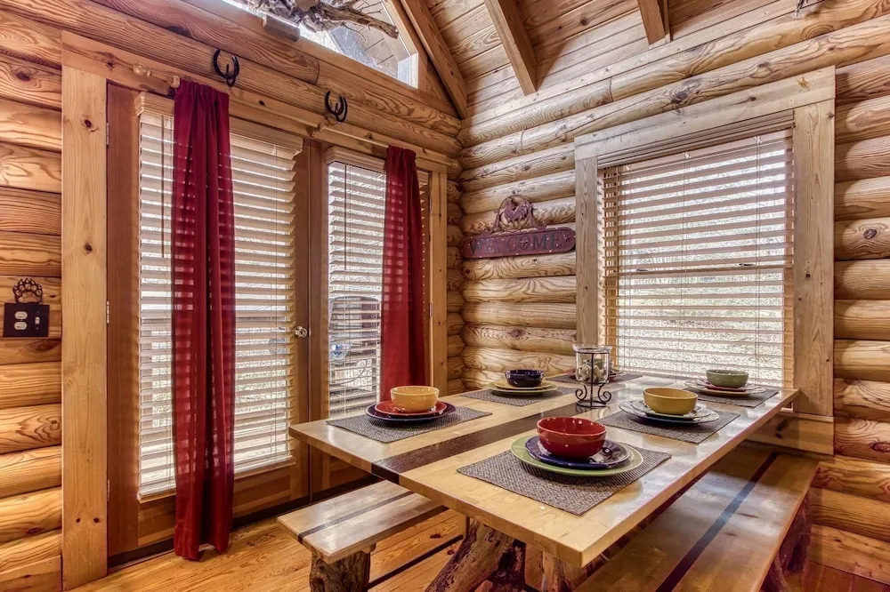 ER45 - Tin Pan Alley - Great location, Just across from swimming pool! cabin