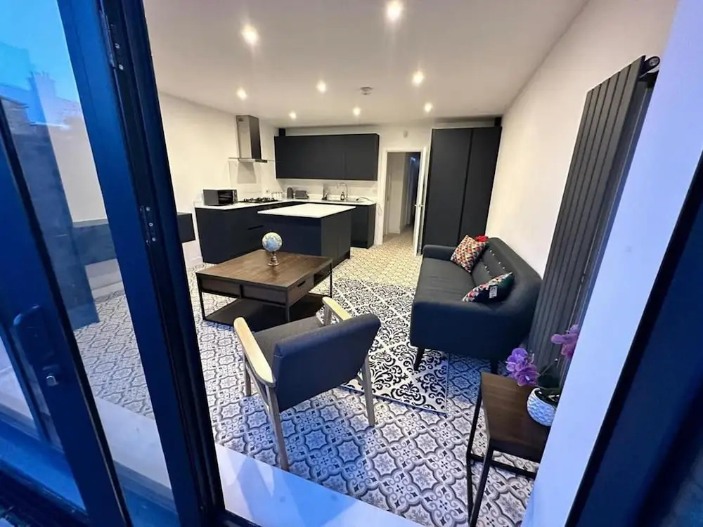 Immaculate 4-bed House Near City Airport