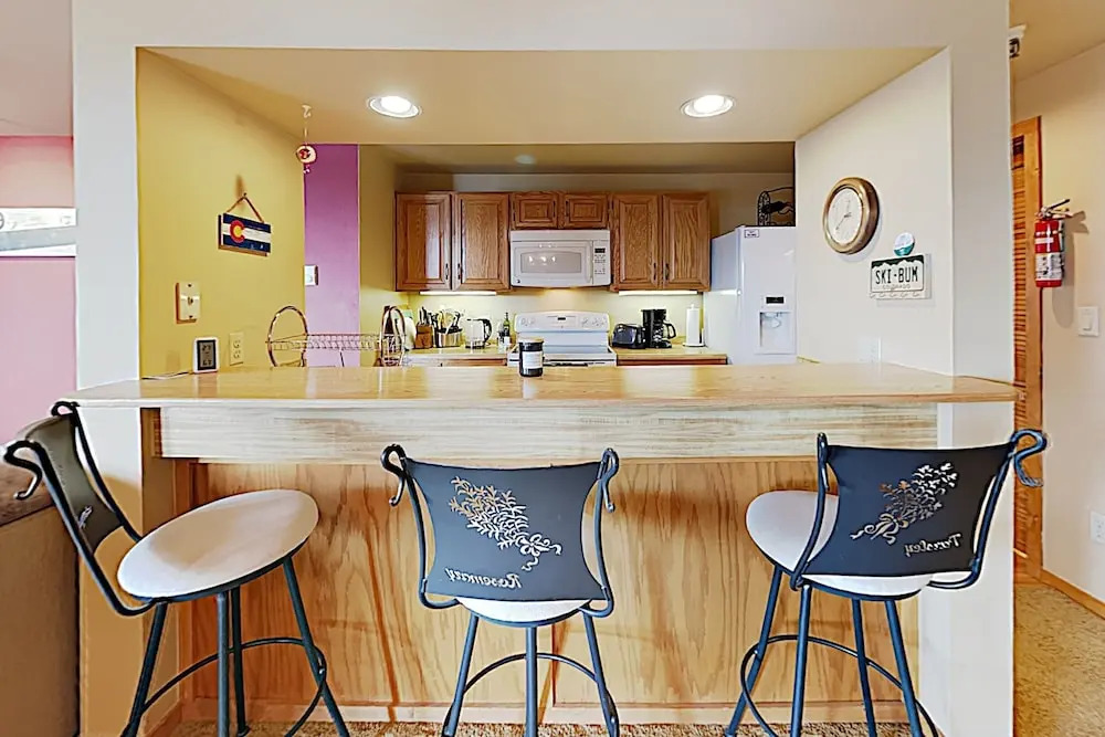 New Listing! W/ Balcony, Lake Views, Hot Tub 2 Bedroom Condo