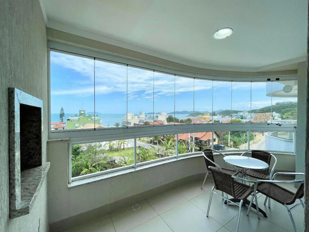 109 - Apto de 03 dormitórios na Praia de Quatro Ilhas com vista para o mar e Condomínio com Piscina