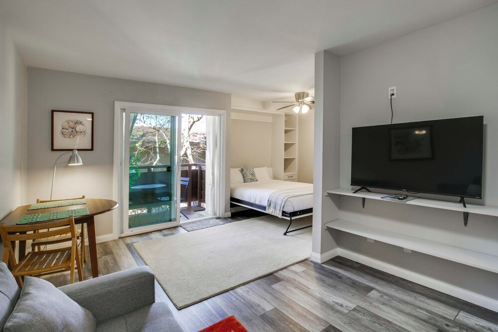San Diego Studio w/ Pool Access, 2 Mi to Old Town!