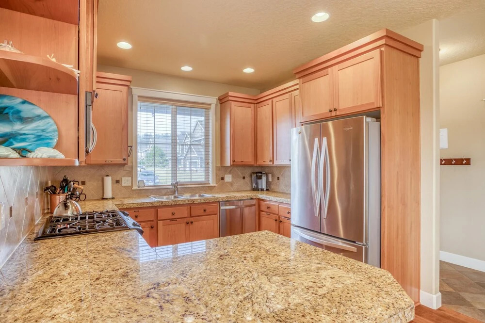 Spacious Outdoor Oasis with Hot Tub and Entertainment - Exquisite Beach Retreat