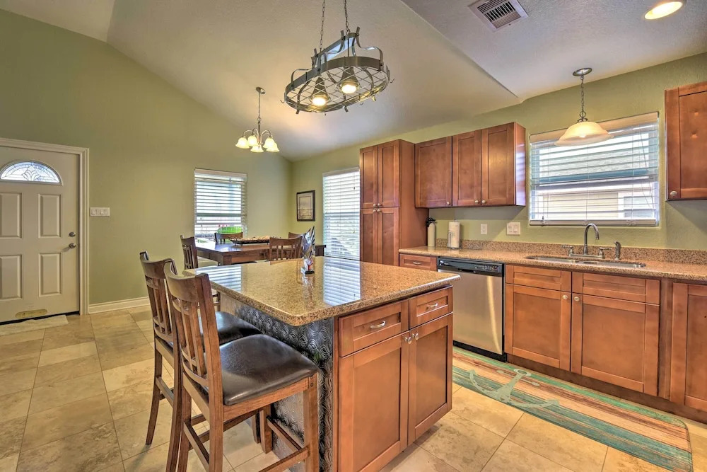 1/4 Mi to Beach: Canal-view Home in Galveston!