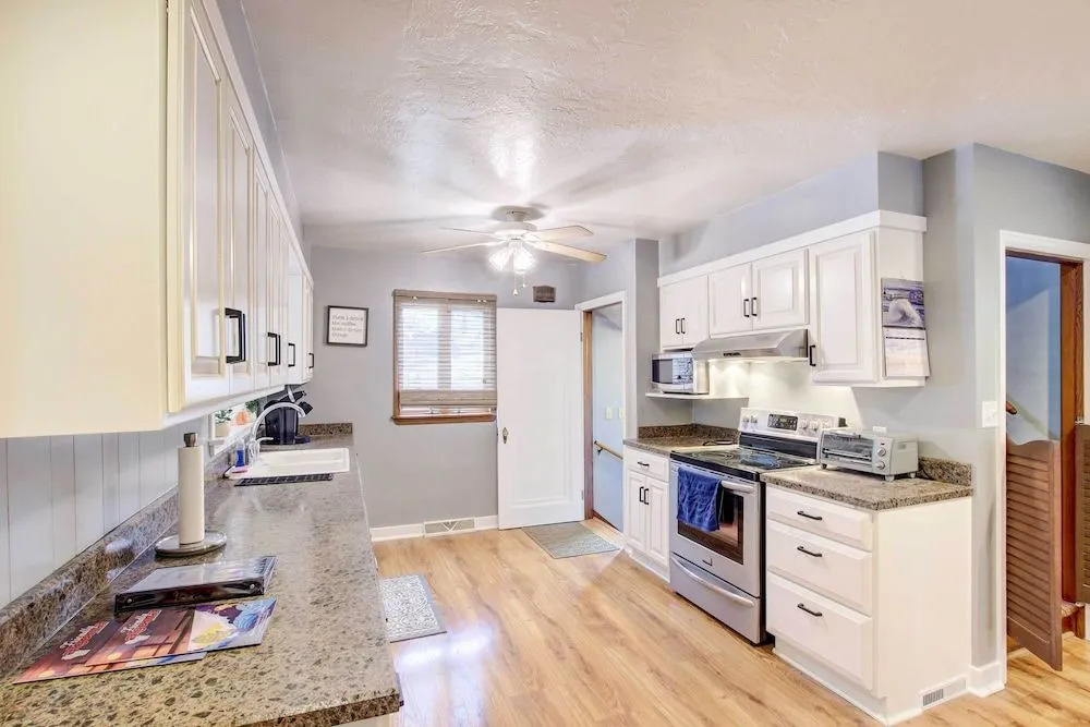 Cozy Wisconsin Abode: Walk to Lake Michigan