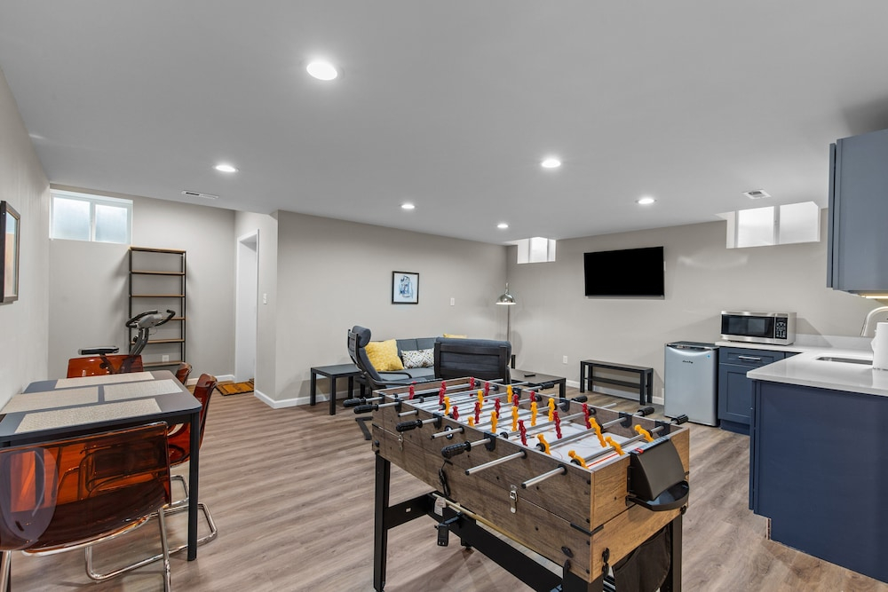 3323: Uptown Elegant Escape by JZ Vacation Rentals