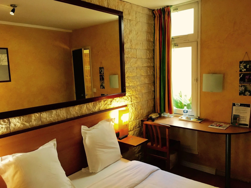 Hôtel Bosquet Pau Centre - Self Check In Budget Hotel