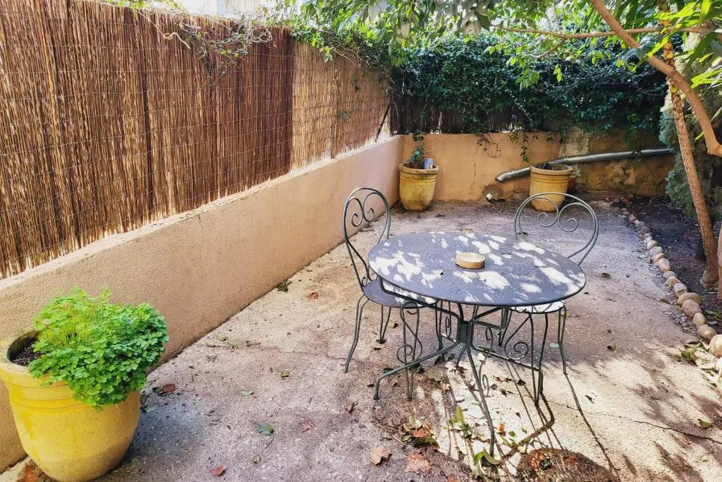 Studio of 24m with Small Patio