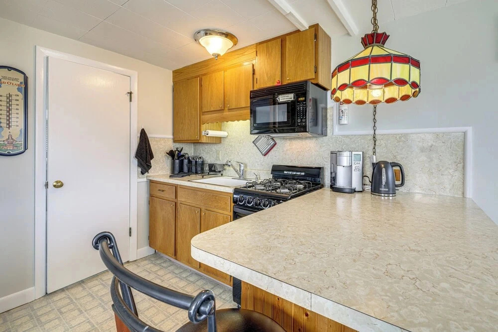 Walk to Beach & Pool! East End P-town Condo