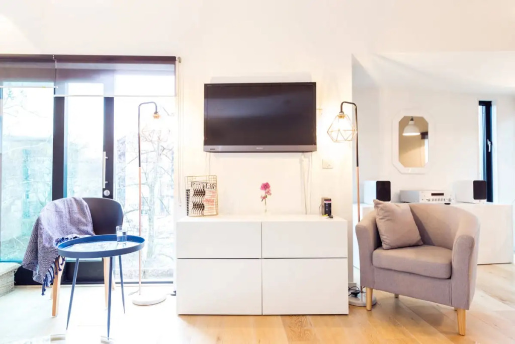 The Cliffside Chalet - Modern 3BDR Riverside Home