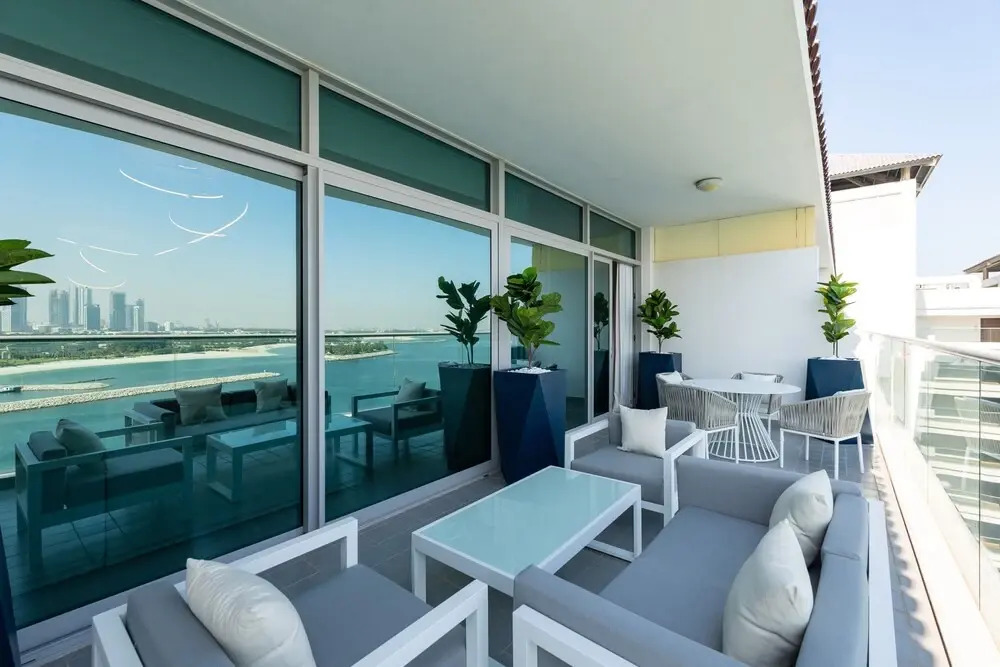 Urban 1BR Palm Apt w Beach Access