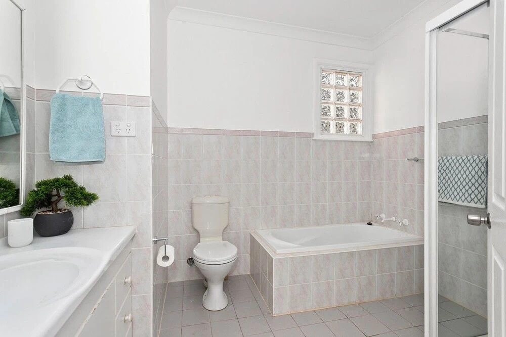 Retro Beach House - roomy 4BR retreat near ocean