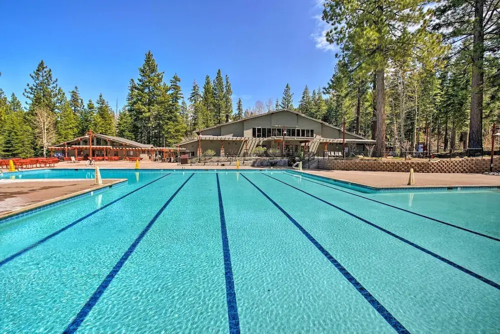 8 Mi to North Tahoe Beach: Truckee Resort Condo