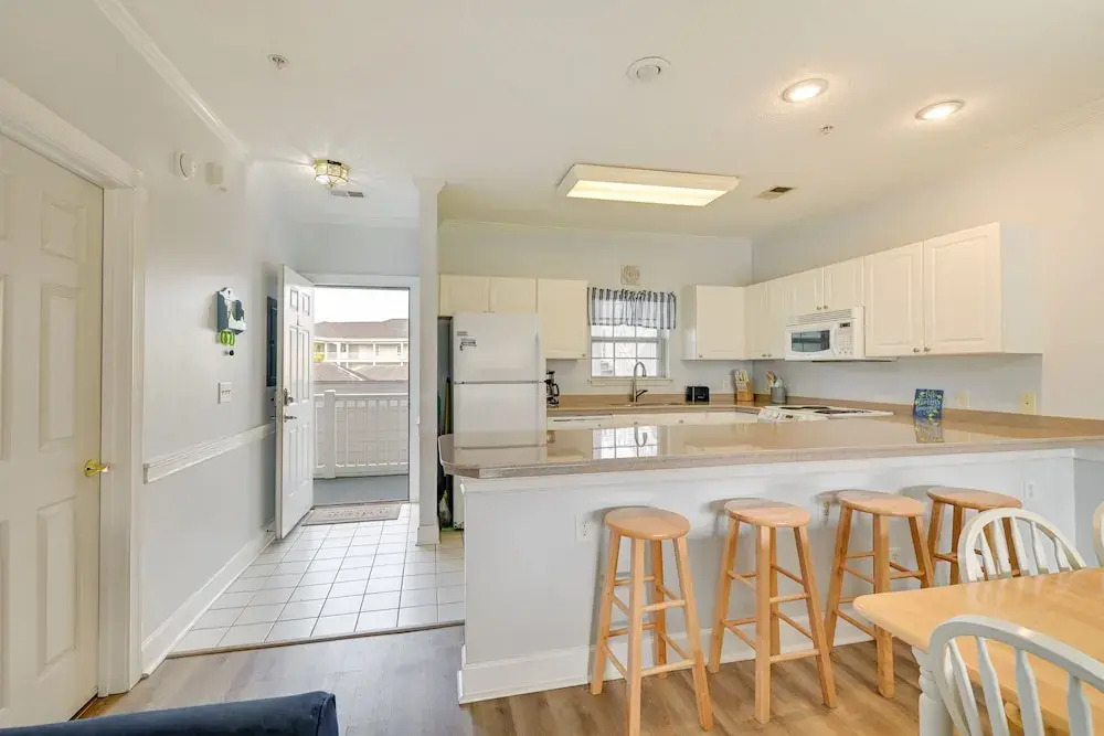 Myrtle Beach Condo: Community Pool & Golf Course!