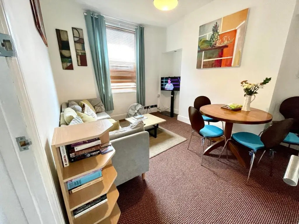 4 bedroomed maisonette in City Centre, near Barbican & Seafront