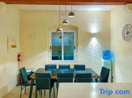 INNI - 4 bedrooms (sleeps 8 + 2 kids) Gharb village