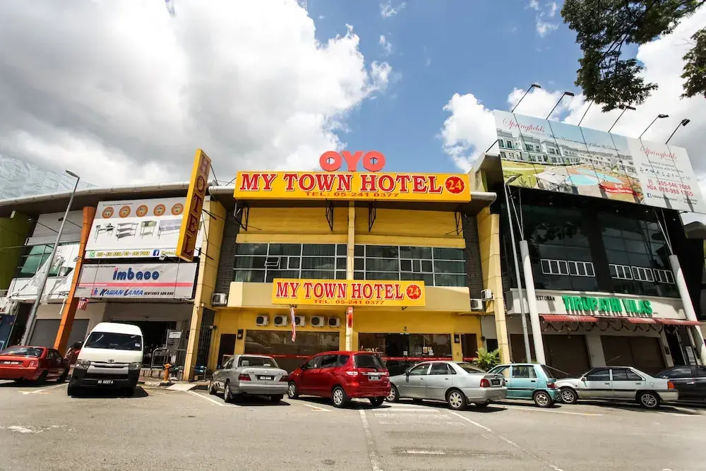 OYO 89470 My Town Hotel