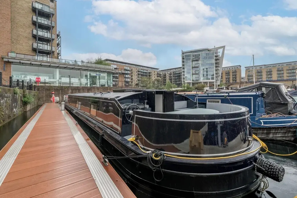 Elegant houseboat near Canary Wharf