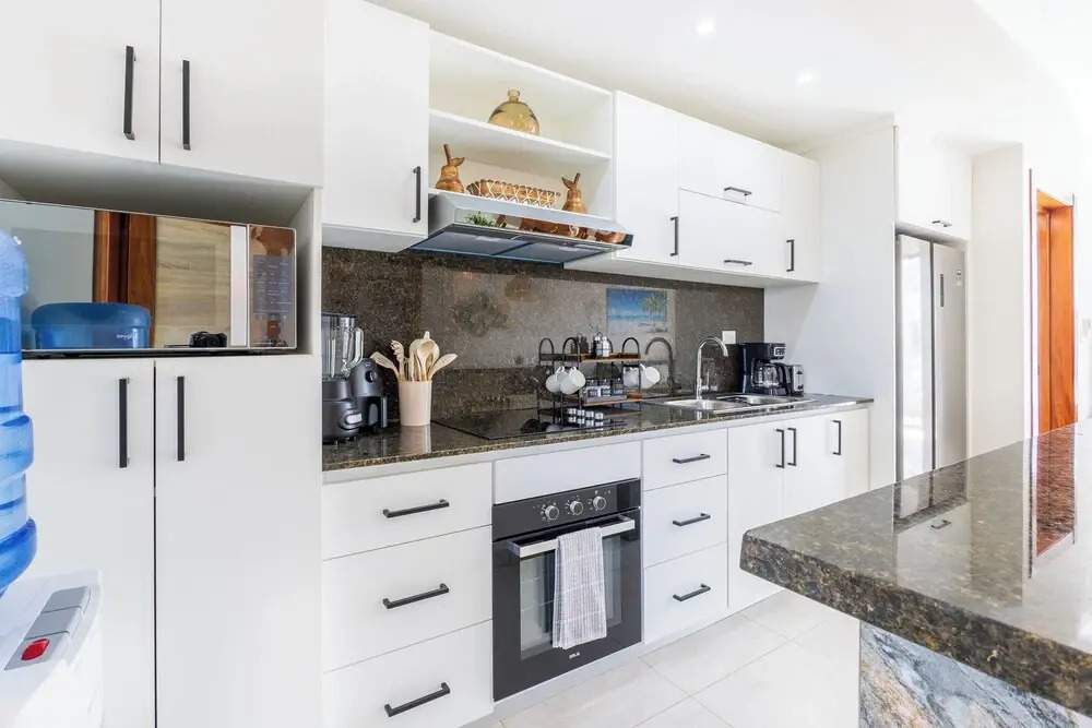 Stylish 1BR Apartment – Pool Access, Close to Beach