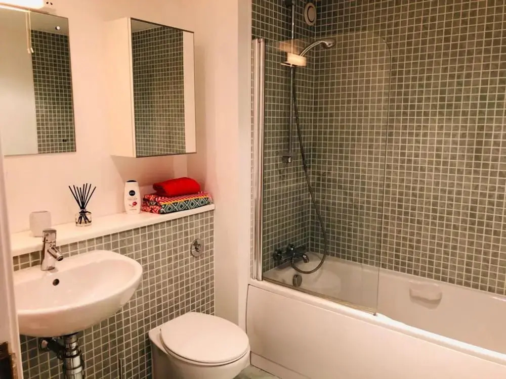 Remarkable 2 Bed Apartment in Edinburgh