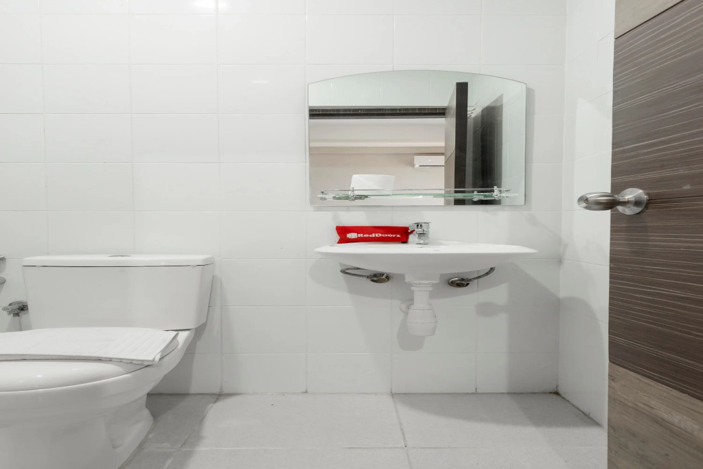 RedDoorz near Grand City Mall 2