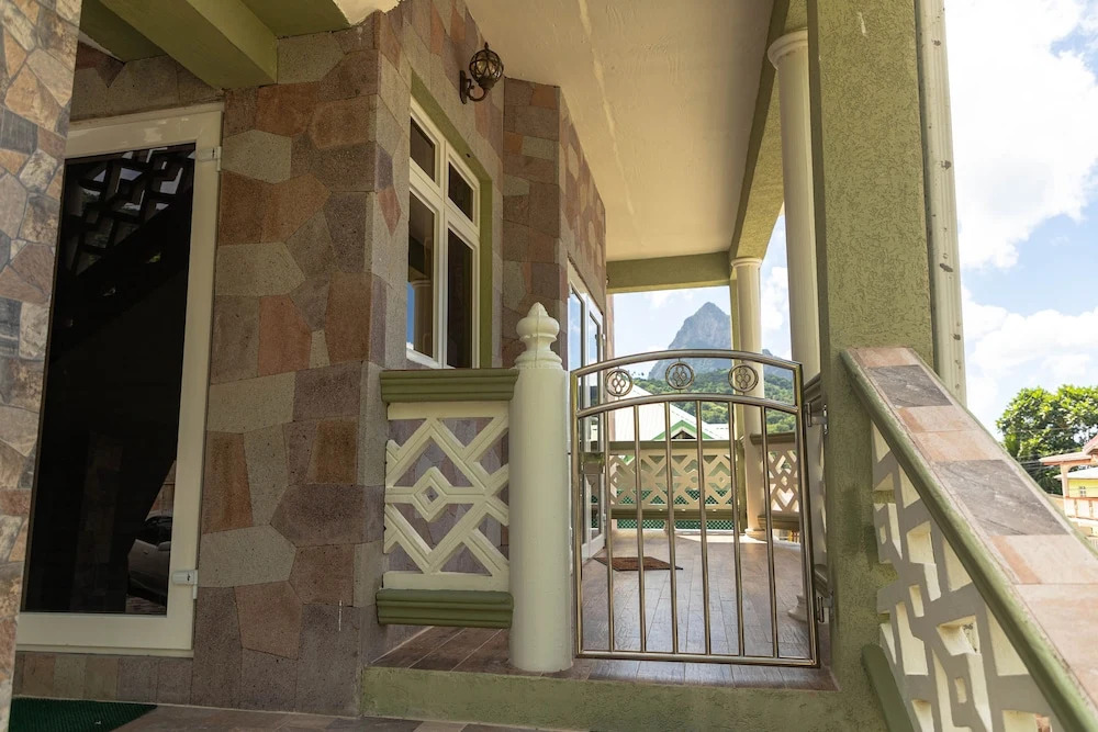 Topaz Apartment Villa - Piton View