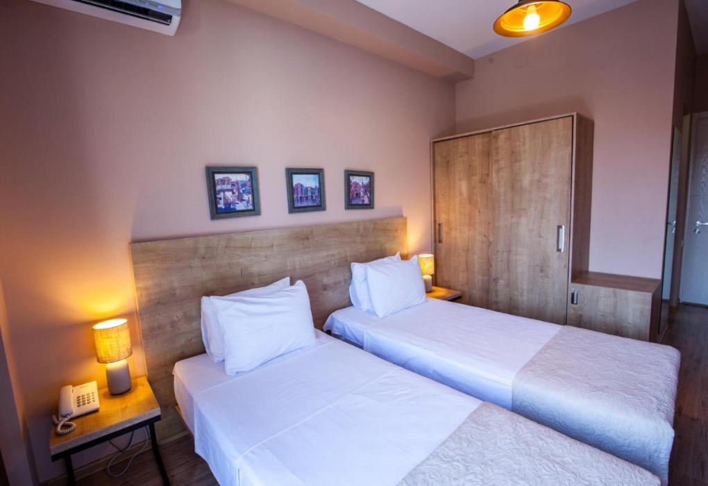 "Hotel N 16"