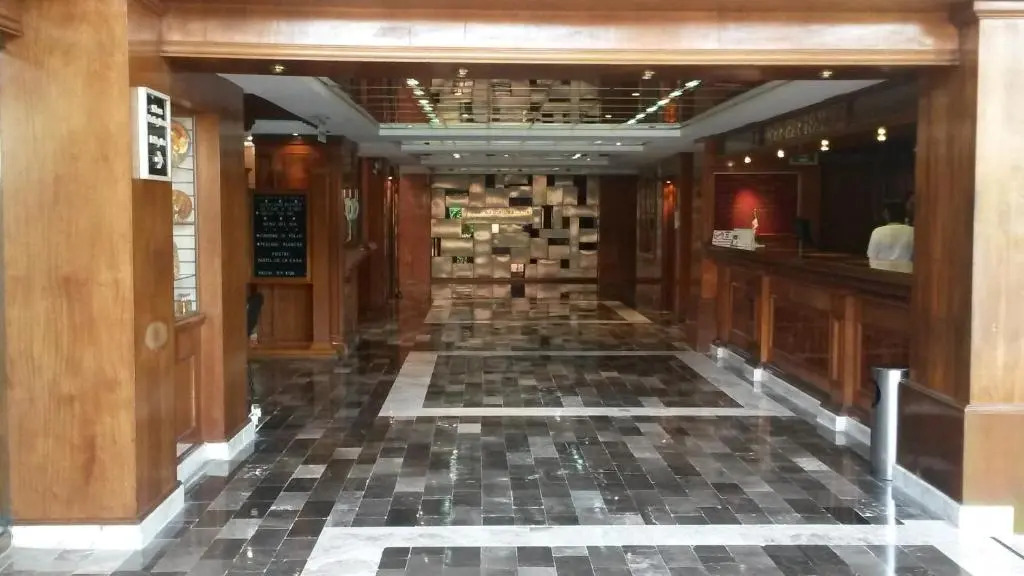 Country Plaza