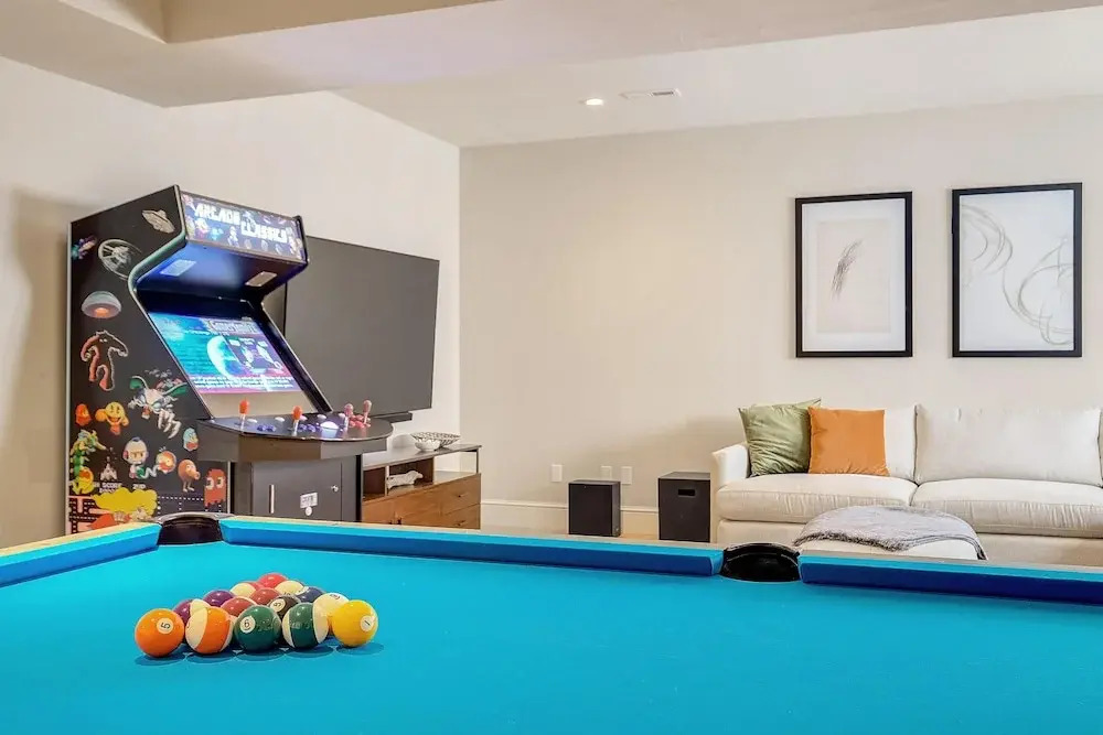 Luxe Family Getaway - Pool Table