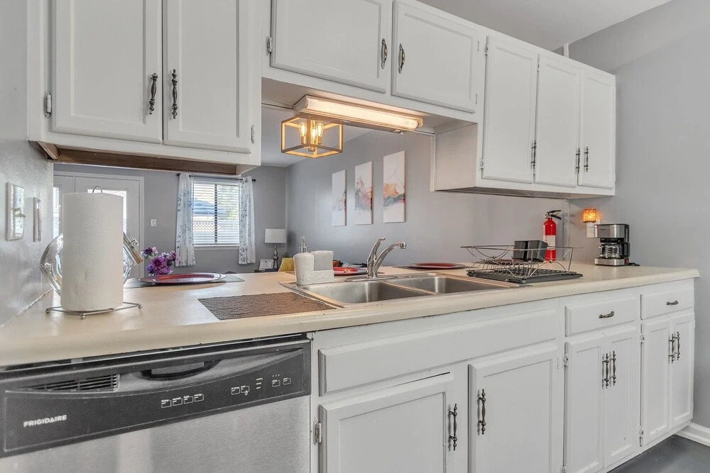Comfy Home In The Heart Of Raleigh 2 Bedroom Townhouse by Redawning