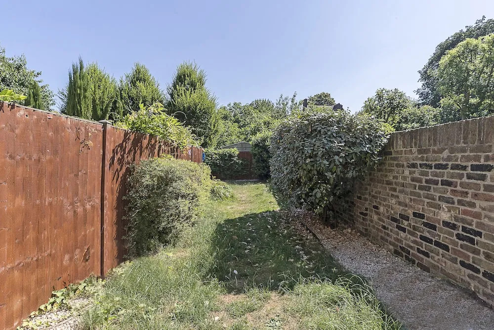 Bright Clapham flat with private garden, sleeps 4