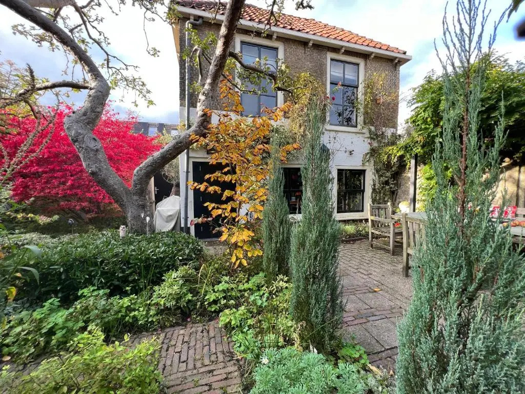Apple Tree Cottage - discover this charming canal home in our idyllic garden