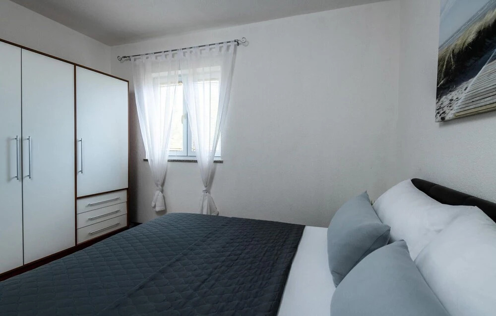 Beautiful Home in Vrecari With Wifi and 4 Bedrooms