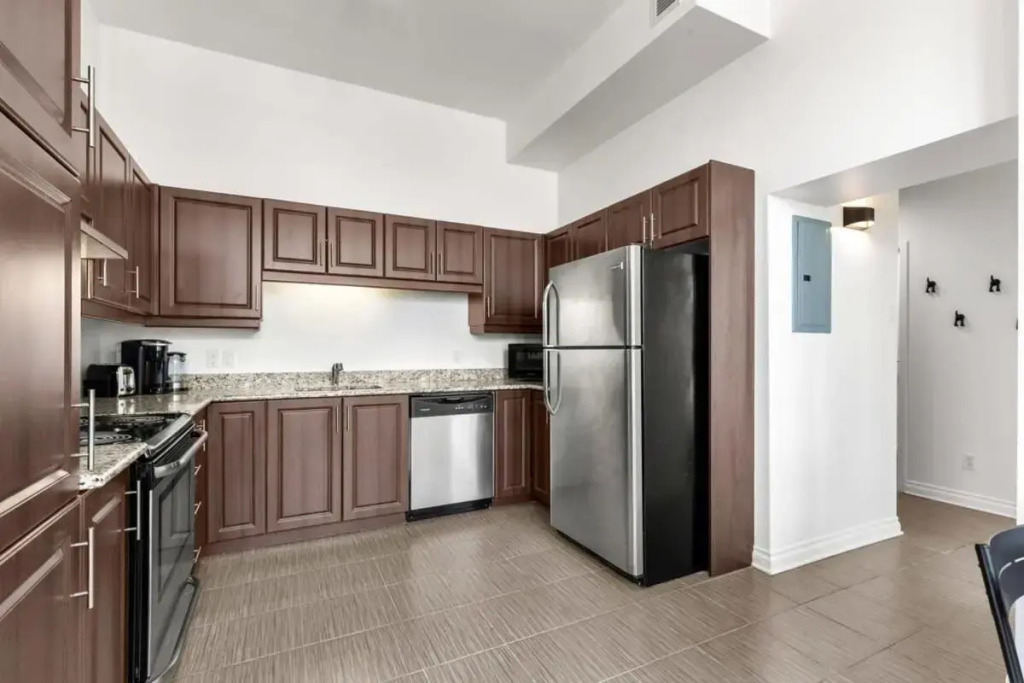 M11 The Simpsons Suite 3BR in The Heart of MTL