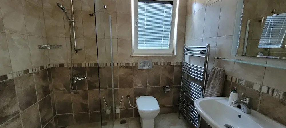 Immaculate 4-bed Villa With Large Garden and Pool