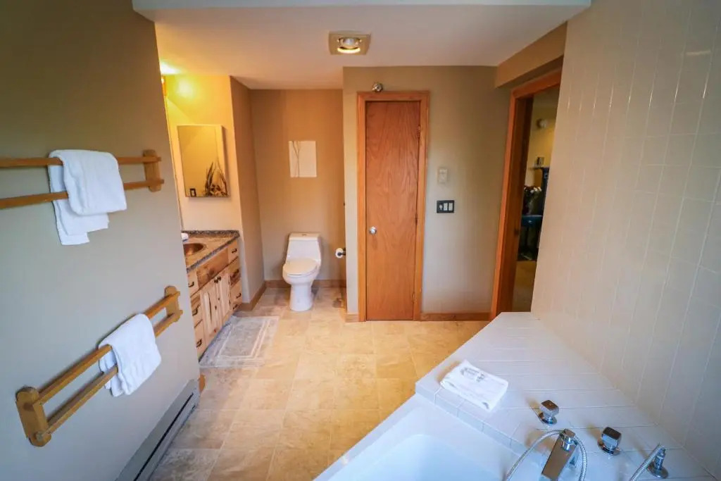 Spacious, Upgraded Premier Condo, best of everything Highridge A18