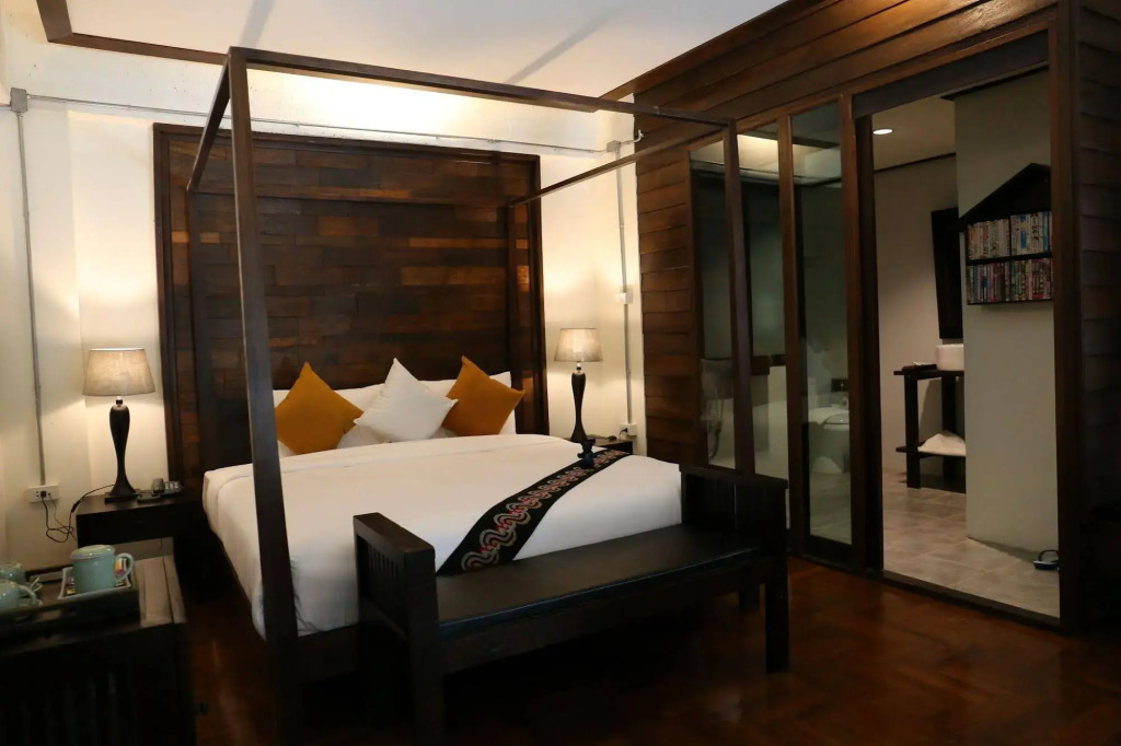 Kampaeng Ngam Hotel - Steps to Night Bazaar & Old City