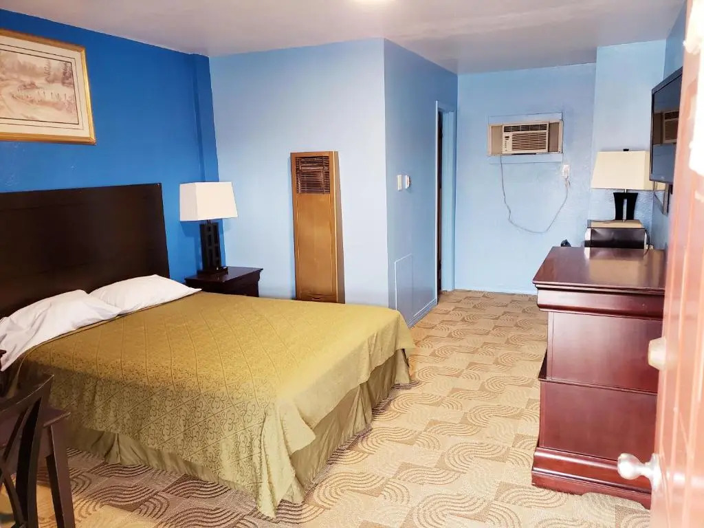 TRADE WINDS MOTEL