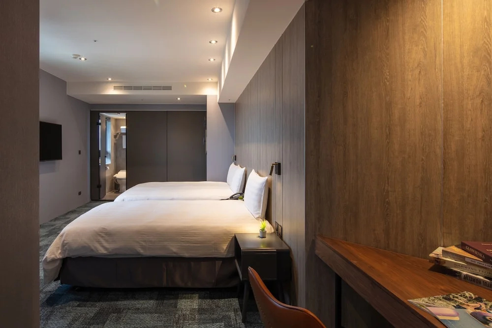 Roaders Plus Hotel - Taipei Station