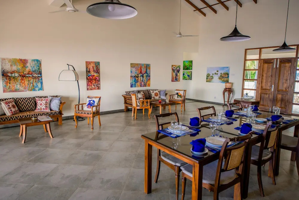Arhimser Villa-superb 4 bedroom beachfront BB for 8 Ranna, Tangalle, pick up, serviced, taxes included